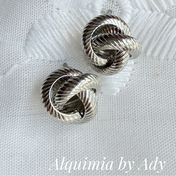 Alquimia Jewelry - Platinum Knot Stud Earrings • Minimalist Everyday